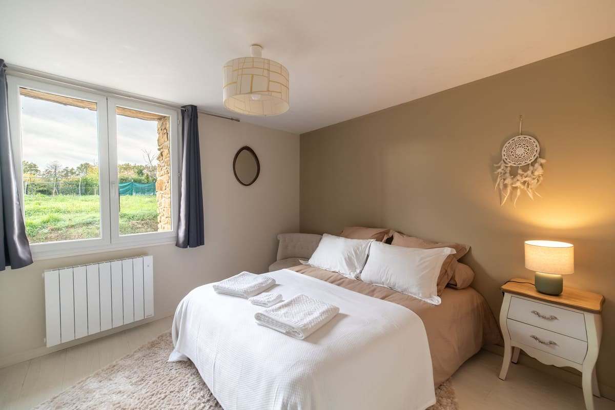 Chambre avec fenêtre ouverte sur la campagne limousine