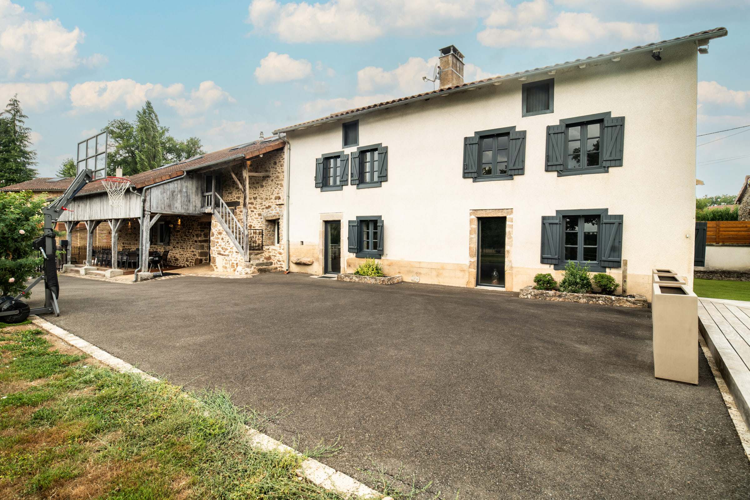 Façade principale du domaine et sa grande cour privative