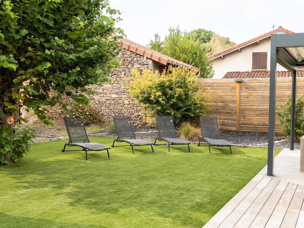 Jardin clos du Domaine la Roche avec transats et pergola