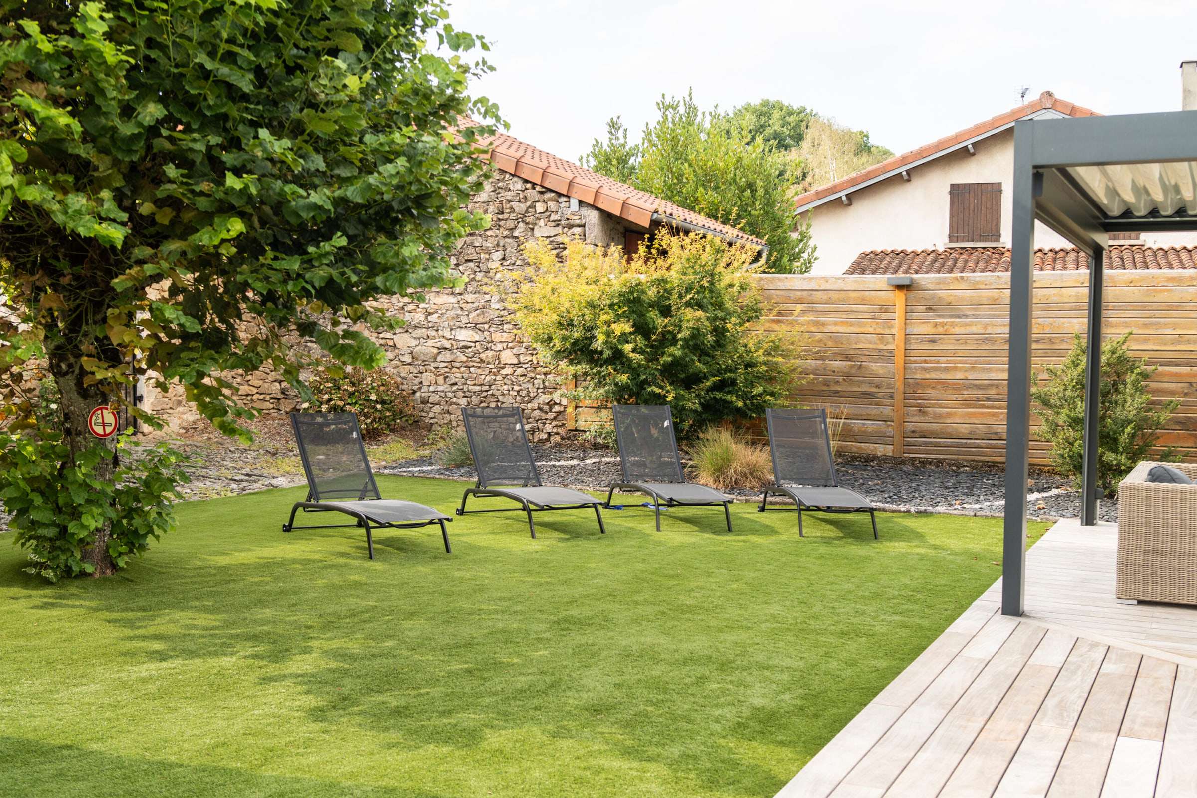 Jardin du Domaine la Roche avec transats, à quinze minutes de Limoges