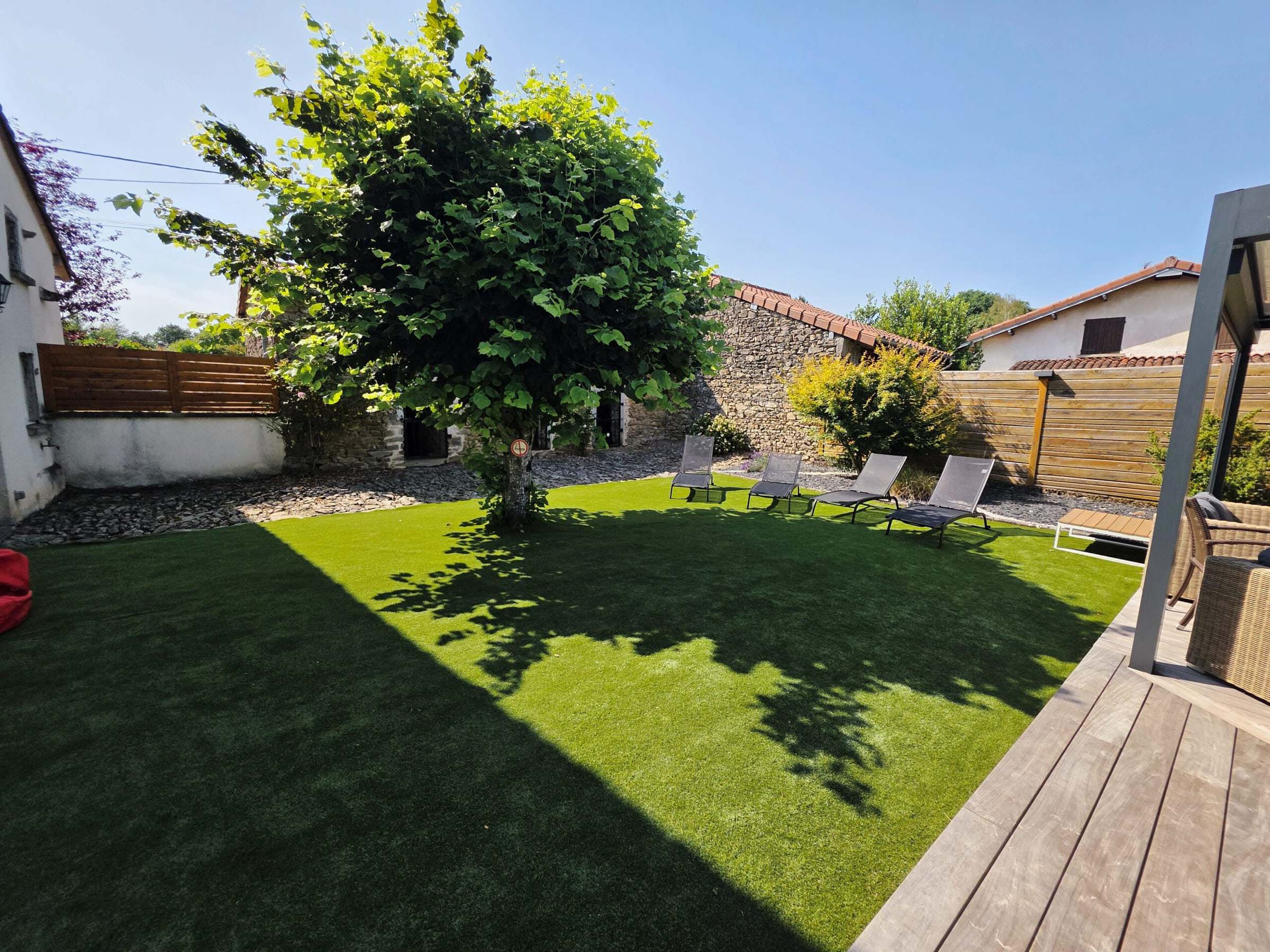 Grand jardin arboré et terrasse du domaine