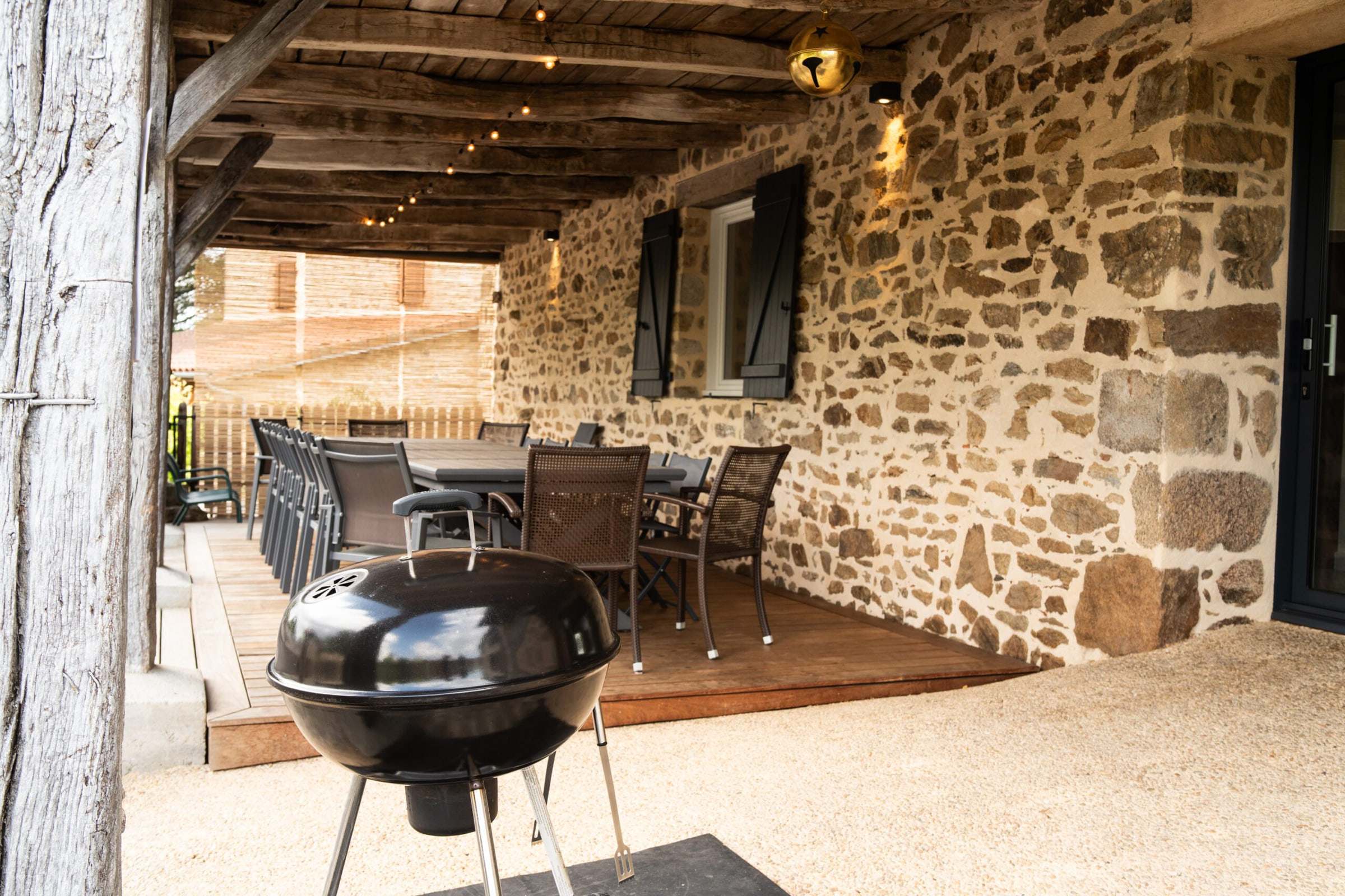 Terrasse en pierre équipée d’un barbecue