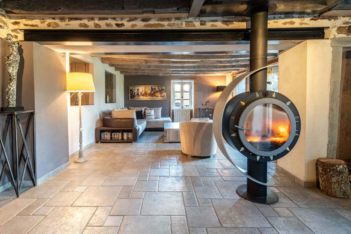 Poêle à bois suspendu design au cœur du salon