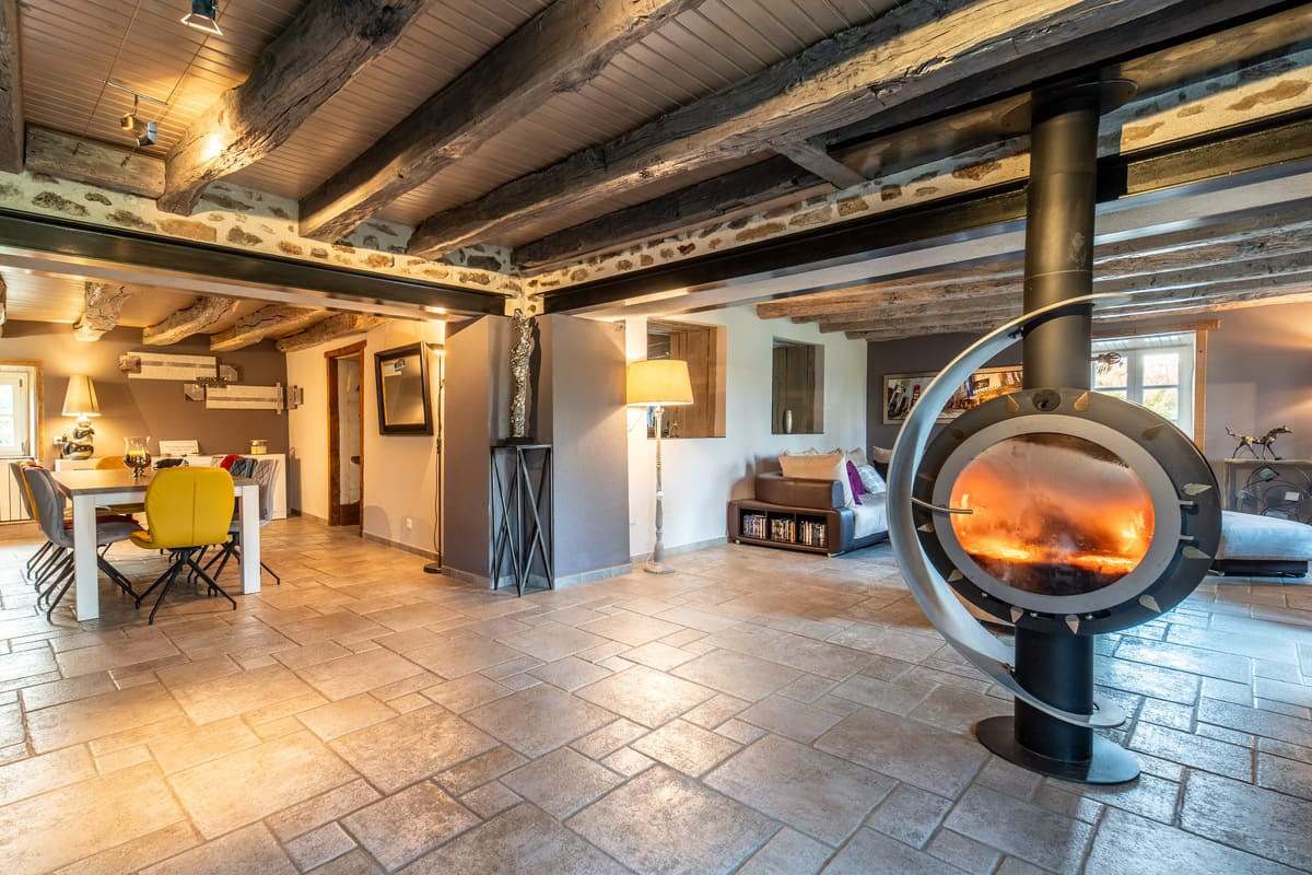 Salon et salle à manger réunis autour du poêle à bois