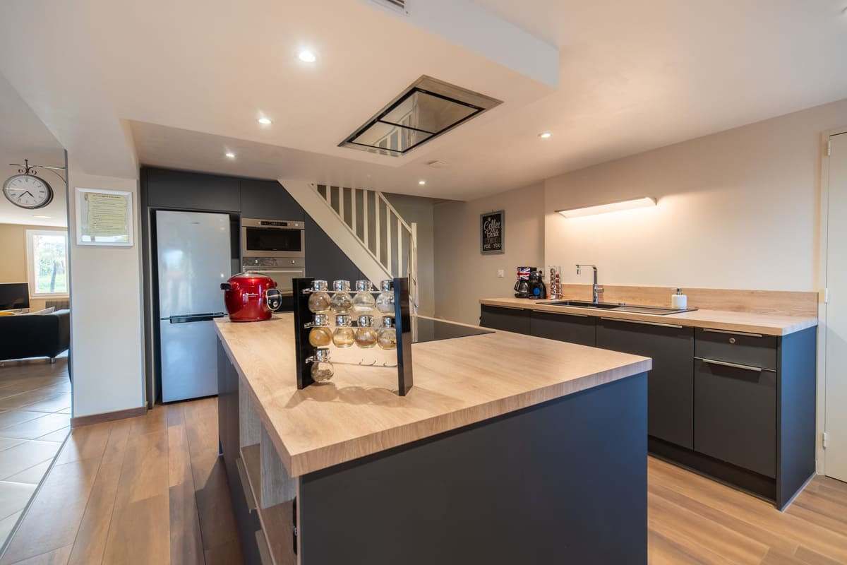 Seconde cuisine contemporaine avec îlot central