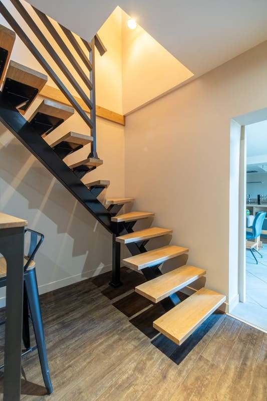 Escalier contemporain en métal et bois desservant les chambres