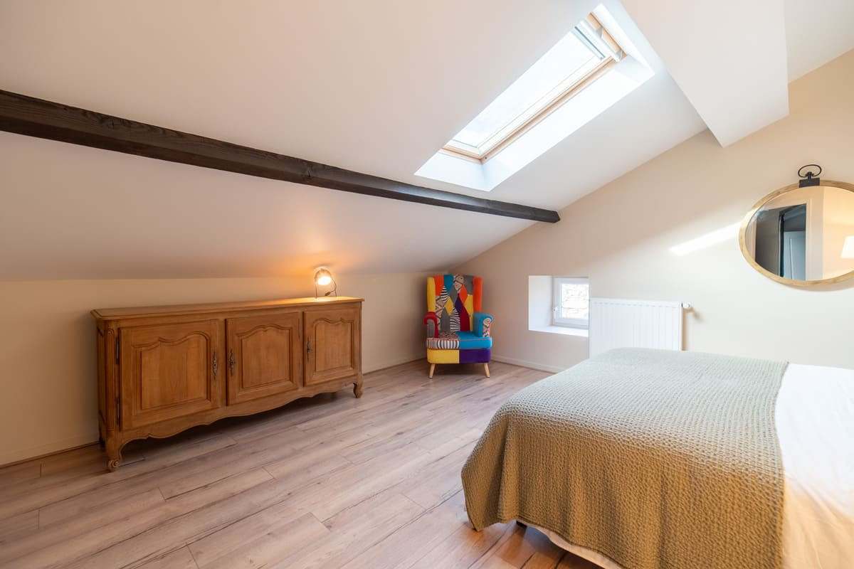 Chambre mansardée et sa commode ancienne en bois