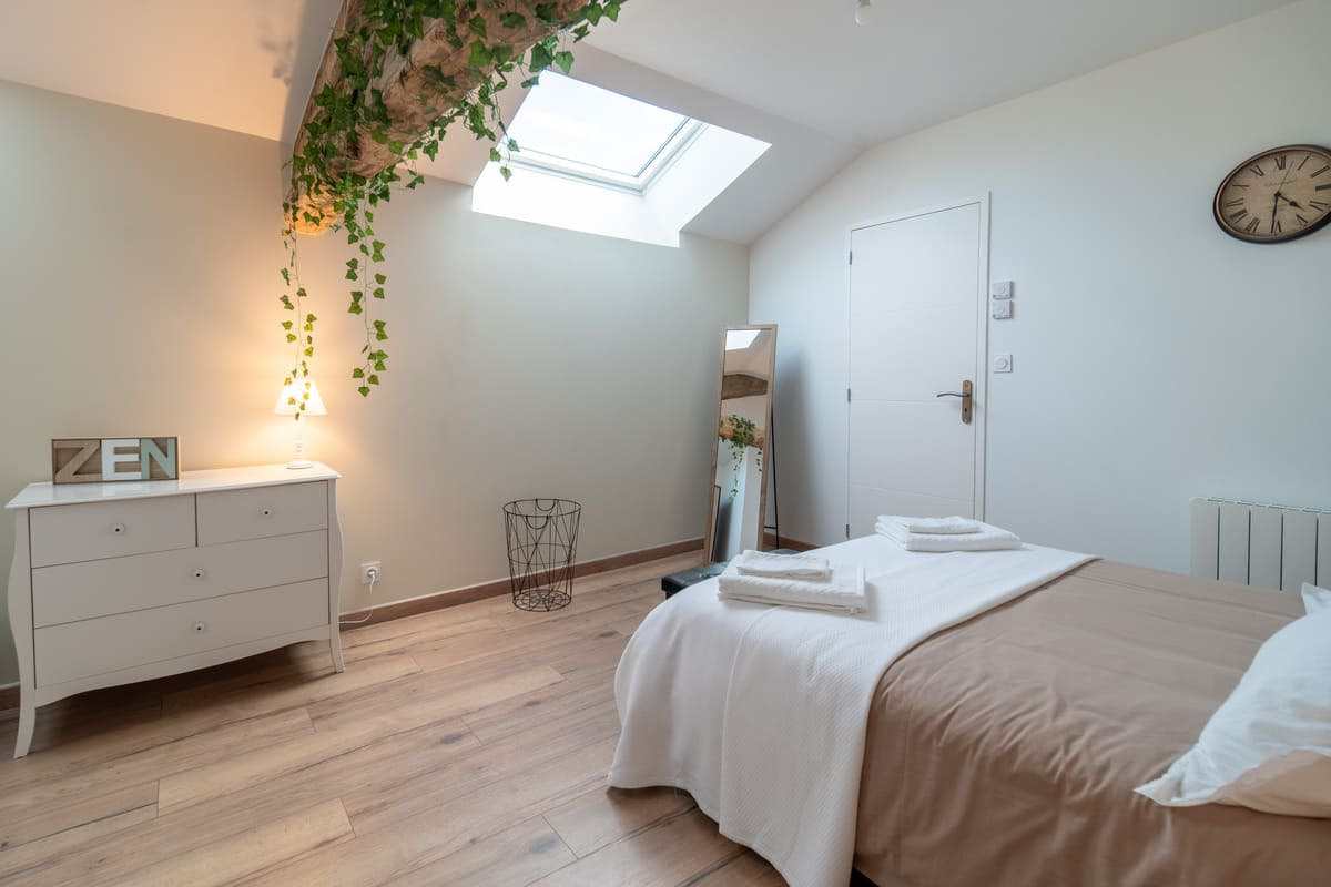 Chambre mansardée à la décoration naturelle, bois clair et lierre