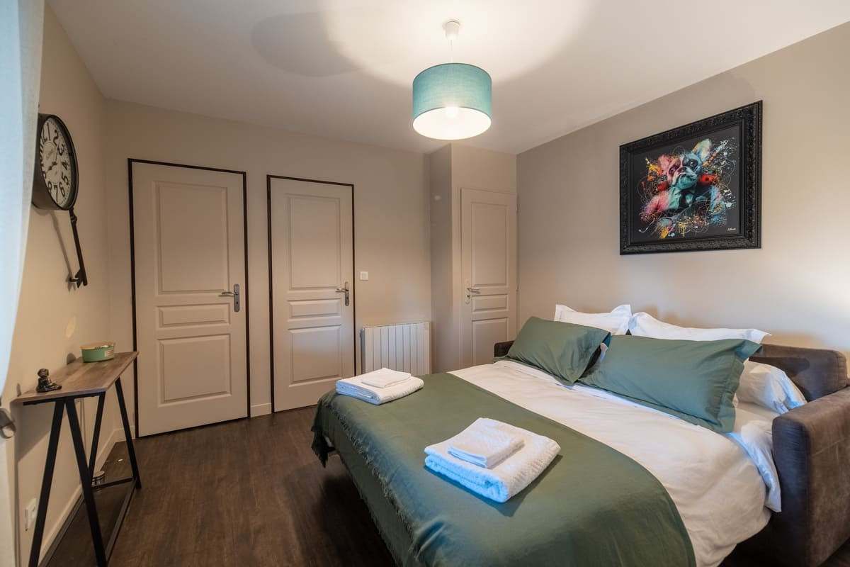 Chambre avec lits jumeaux et linge de maison fourni