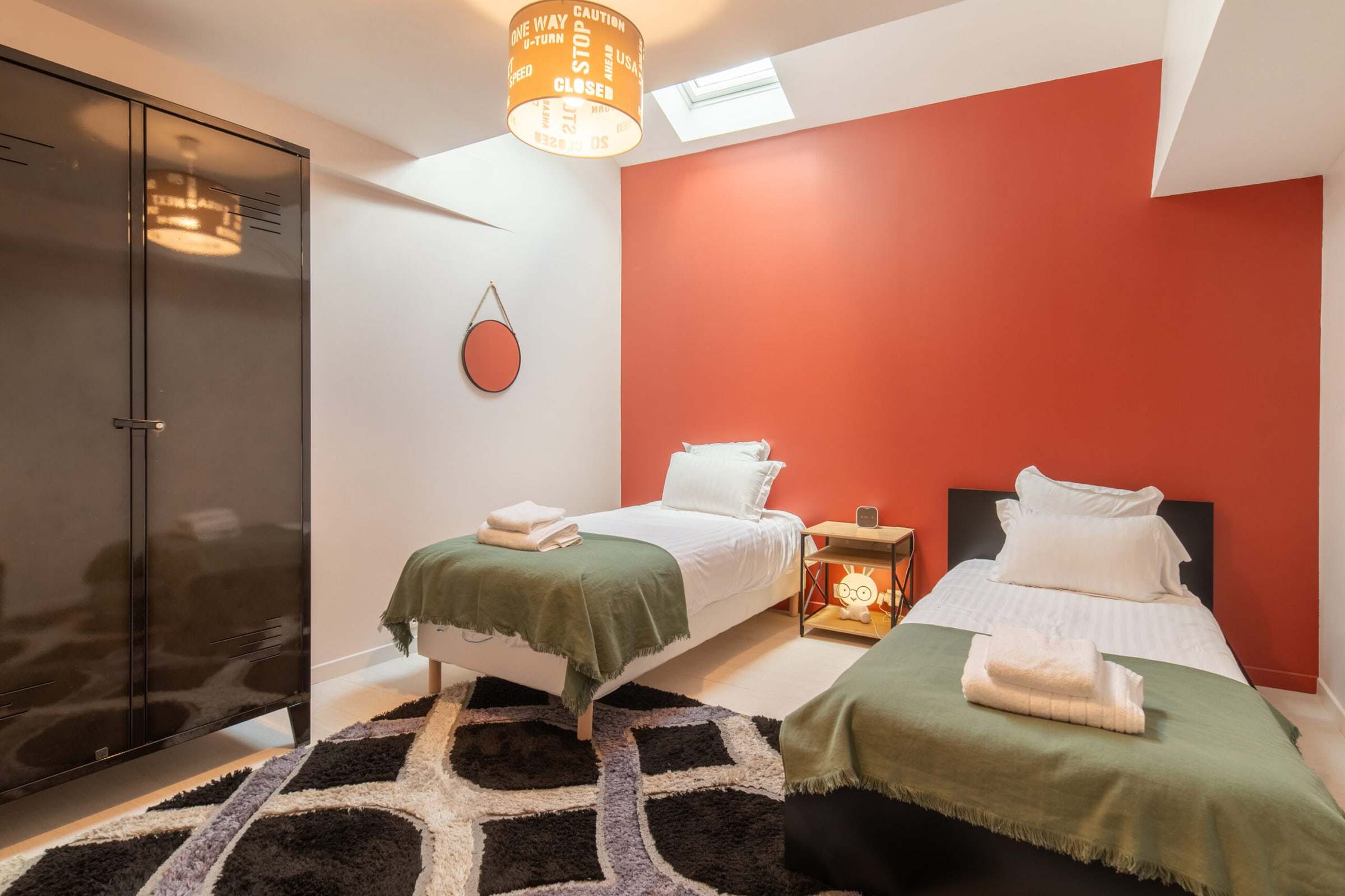 Chambre à deux lits simples aux tons terracotta
