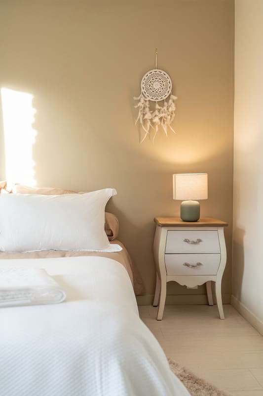 Détail d’un chevet et de sa lampe dans une chambre