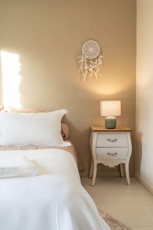 Chambre chaleureuse et moderne avec lit double et chevet en bois