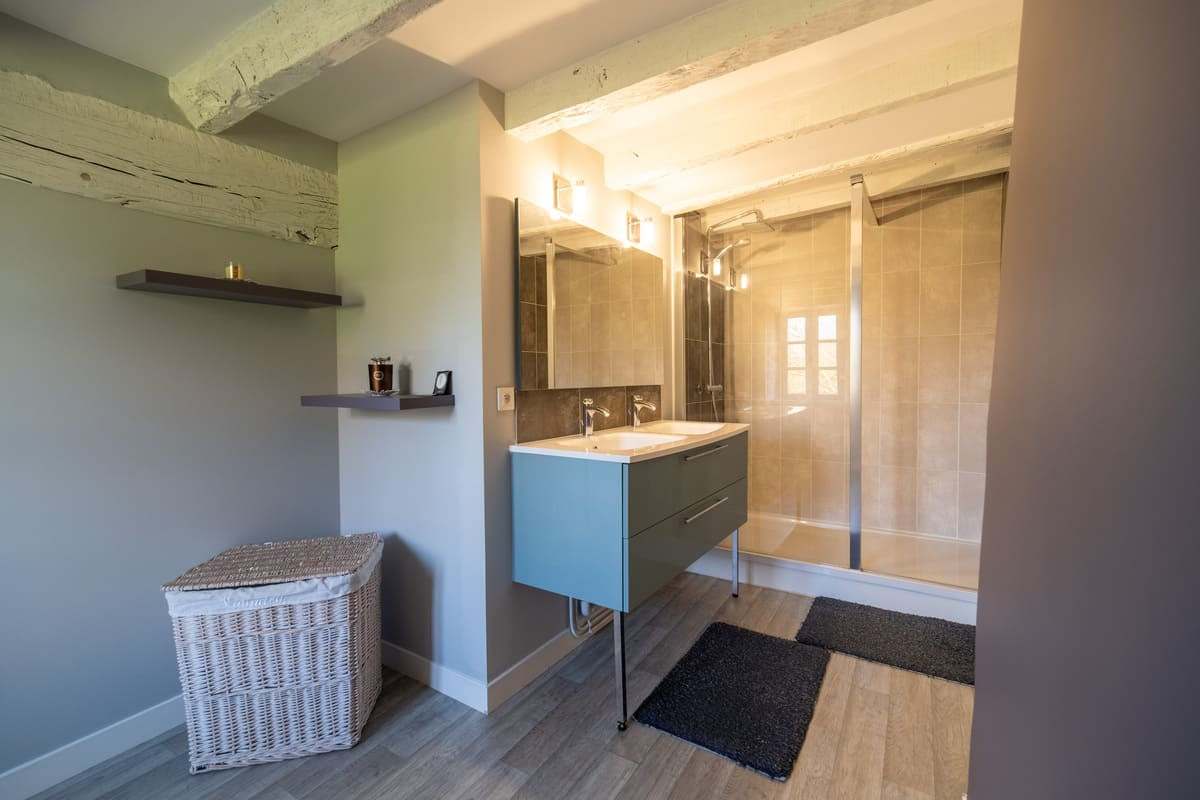 Salle de bain avec douche à l’italienne et double vasque