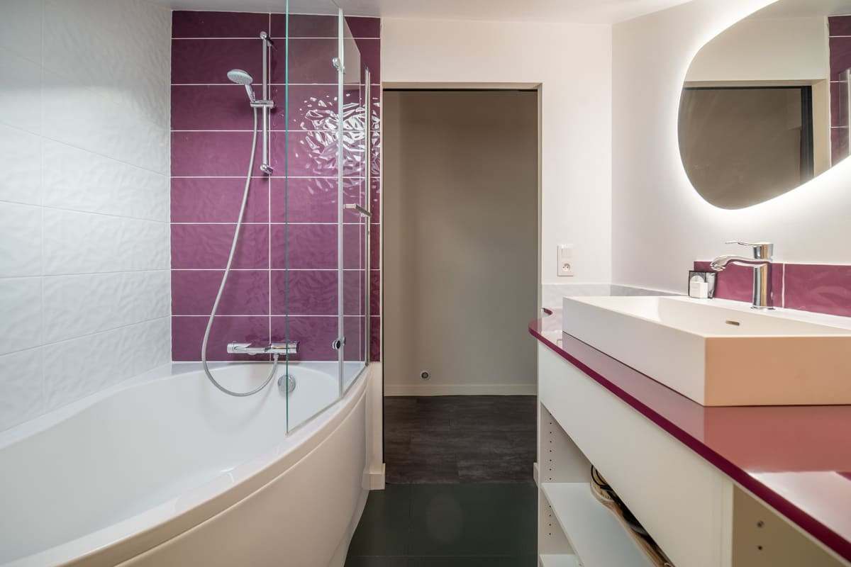 Salle de bain avec baignoire-douche et faïence prune