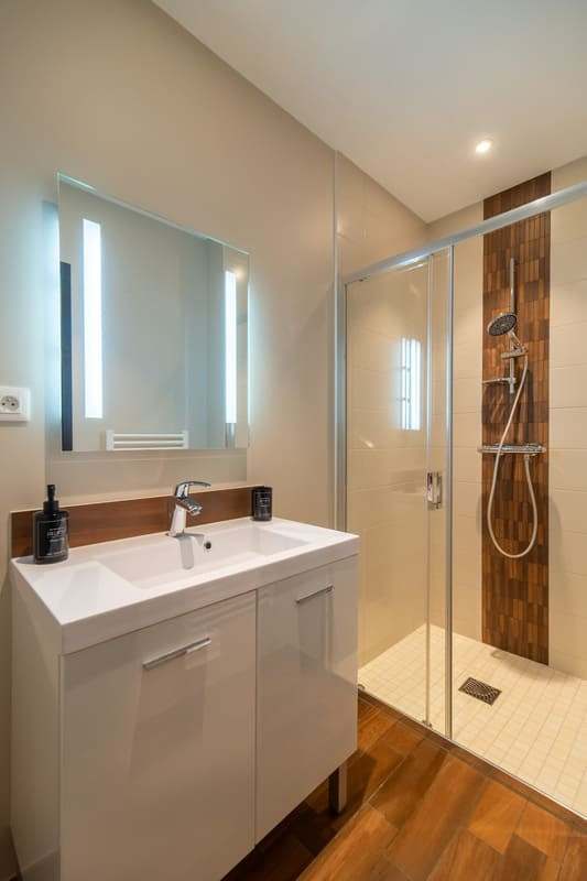 Salle d’eau contemporaine avec douche et parement bois