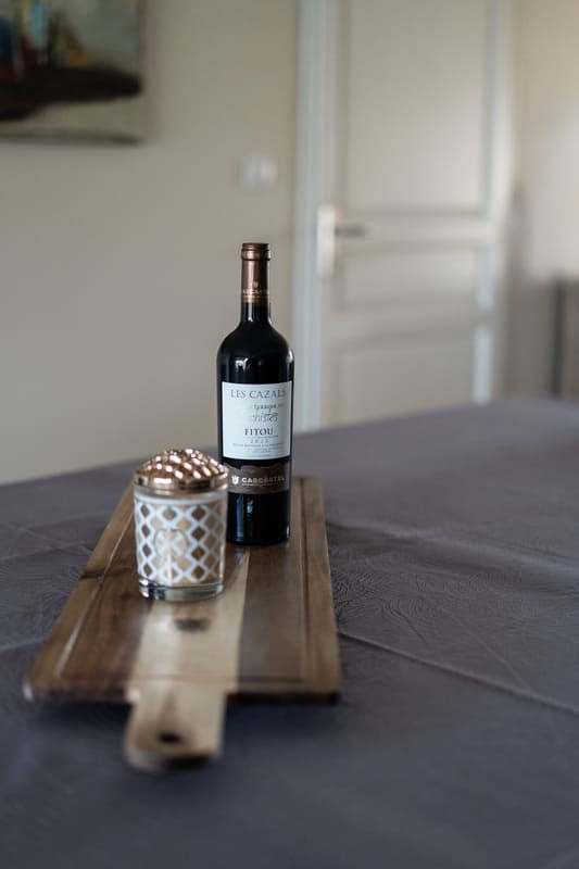 Plateau de bienvenue avec bouteille de vin déposé en chambre