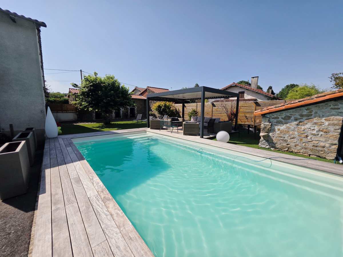 Piscine chauffée du Domaine la Roche et sa terrasse en bois