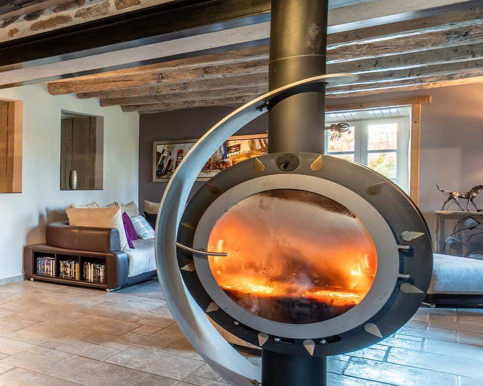 Poêle à bois design du salon principal du Domaine la Roche